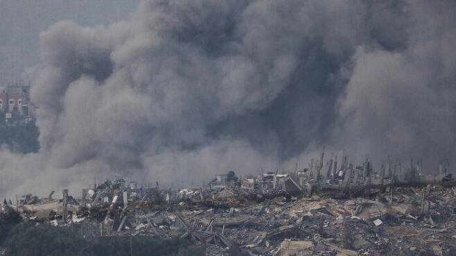 이스라엘군 공습으로 연기 피어오르는 가자지구 남부 도시 (사진=AP, 연합뉴스)