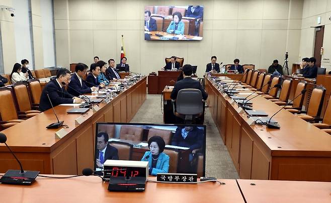 9일 국회에서 열린 국방위 전체회의에서 국방부 관계자와 여당의원들이 불참환 가운데 야당 단독으로 열리고 있다.