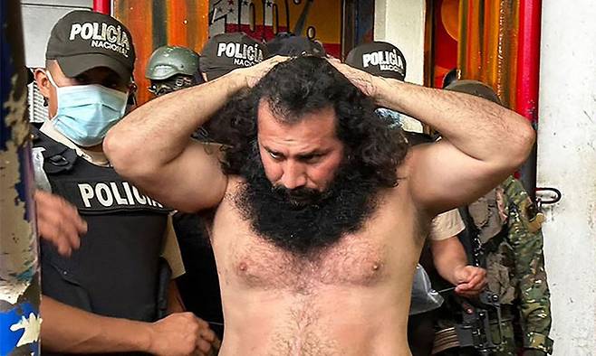 에콰도르 마약 밀매·범죄 조직인 ‘로스 초네로스’의 두목 아돌포 마시아스의 수감 당시 모습. AFP연합뉴스