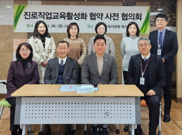 오석규 경기도의원(아랫줄 왼쪽에서 세번째)을 비롯한 관계자들이 기념촬영을 하고 있다. 경기도의회 제공