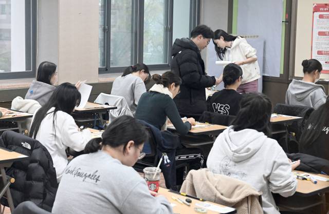 2024학년도 대학수학능력시험일인 지난해 11월 16일 서울 중구 이화여자외국어고등학교에서 수험생이 시험 시작을 기다리고 있다. 사진공동취재단