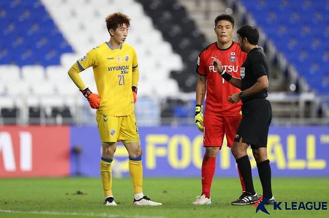 아시아축구연맹(AFC) 챔피언스리그 무대에서 만난 울산 골키퍼 조현우(왼쪽)와 가와사키 골키퍼 정성룡. /사진=한국프로축구연맹