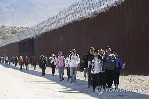 작년 10월 멕시코-미국 국경을 통한 미국 입국을 시도하는 중국인 포함 외국인 [AP 연합뉴스 자료사진]