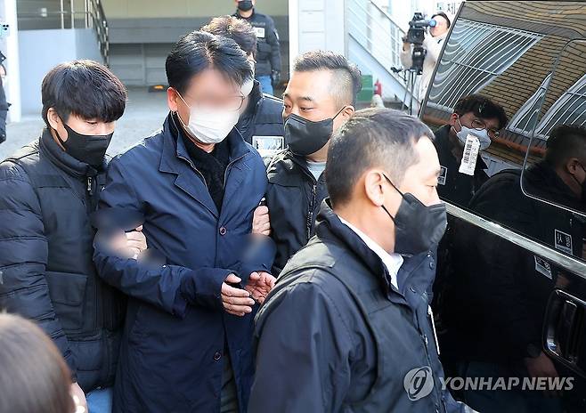 영장실질심사 출석하는 이재명 대표 습격 피의자 (부산=연합뉴스) 손형주 기자 = 더불어민주당 이재명 대표를 흉기로 찌른 혐의로 구속영장이 청구된 피의자 김모씨가 4일 오후 부산 연제구 연제경찰서에서 나와 구속전 피의자 심문(영장실질심사)을 받기 위해 차량에 탑승해 있다. 김씨 영장실질심사는 이날 오후 2시 부산지방법원에서 열린다. 2024.1.4 handbrother@yna.co.kr