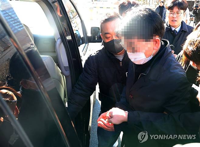 영장실질심사 마친 이재명 급습 피의자 (부산=연합뉴스) 손형주 기자 = 더불어민주당 이재명 대표를 흉기로 찌른 혐의로 구속영장이 청구된 피의자 김모씨가 지난 4일 부산 연제구 부산지방법원에서 열린 구속 전 피의자심문(영장실질심사)를 마친 뒤 호송차에 타고 있다.