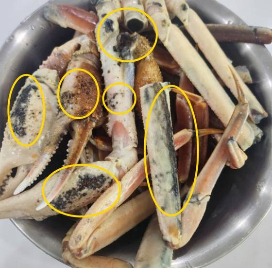 논란이 된 대게 다리의 모습. 현재 원글은 삭제된 상태다.〈사진=온라인 커뮤니티〉