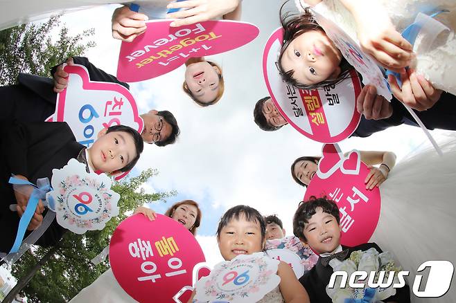 2018년 출범 30주년을 맞은 대구 달서구는 인구정책의 근간이 되는 결혼장려정책을 통해 새로운 희망을 제시하고 결혼을 지역의 콘텐츠로 개발해 '신(新)나는 결혼 1번지 달서구'를 만들기 위해 결혼특구 선포식을 개최한 바 있다. 2018.9.4/뉴스1 ⓒ News1 공정식 기자