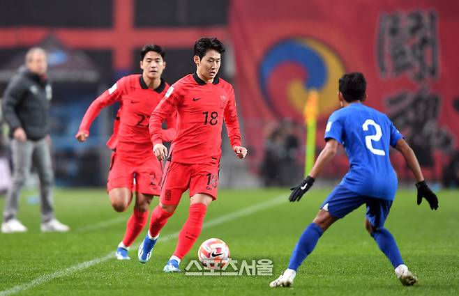 이강인이 서울월드컵경기장에서 열린 2026북중미월드컵 아시아지역 2차예선 대한민국과 싱가포르의 경기에서 사이드돌파를 시도하고 있다. 2023.11.16.상암 | 강영조기자 kanjo@sportsseoul.com