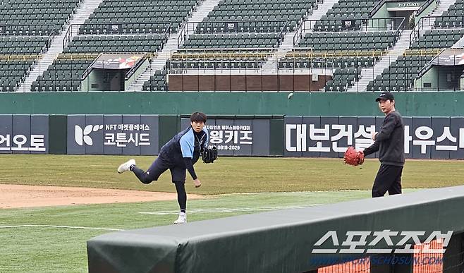 사직구장에서 문경찬과 함께 몸을 푸는 구승민(왼쪽). 스포츠조선DB