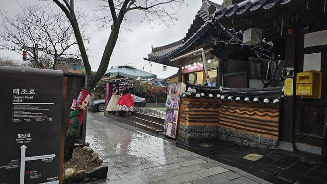 ◇전주 한옥마을서는 한복 체험을 비롯해 다양한 체험 활동이 가능하다. 사진=김세형