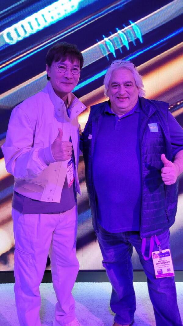 CES 2024에 참석 중인 김세황. 옆은 인텔 Mike Gendimenico 이사. [사진제공=김세황]
