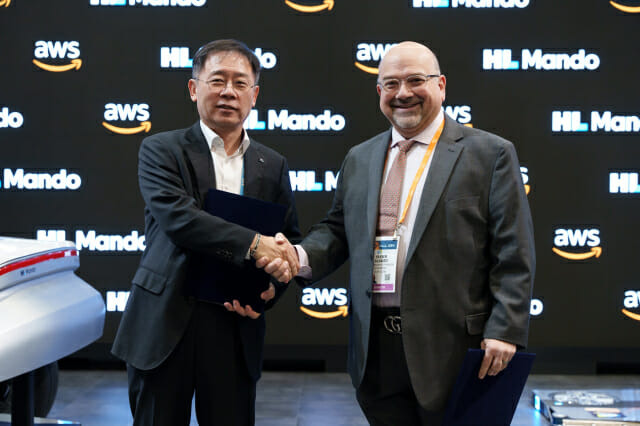 조성현 HL만도 부회장(왼쪽)이 야세르 알사이드 AWS  IoT 부문 부사장(오른쪽)과 업무협약을 체결하고 기념 사진을 찍고 있다. (사진=HL만도)