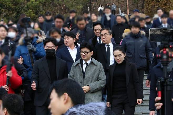 한동훈 국민의힘 비대위원장이 경남 창원시 국립3.15민주묘지 참배를 마치고 이동하고 있다. [사진=이세령 기자]