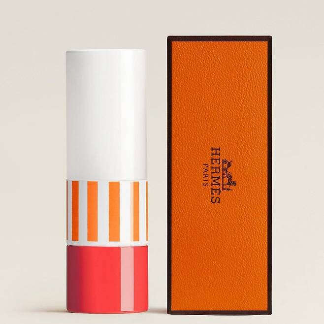 ‘루즈 에르메스’는 다른 에르메스 제품들처럼 캔버스 소재 파우치로 감싸져 있으며 작은 오렌지 박스에 담겨져 있다. 에르메스 홈페이지.