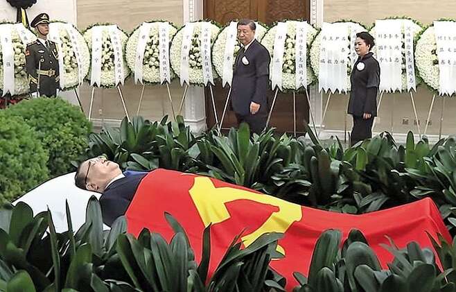 지난해 11월 2일 중국 베이징 바바오산 혁명 묘지에서 열린 리커창 전 총리의 영결식에 참석한 시진핑(뒷줄 오른쪽에서 둘째) 중국 국가주석과 시 주석의 부인 펑리위안(뒷줄 맨 오른쪽)이 리 전 총리의 시신을 바라보고 있다. /CCTV 유튜브