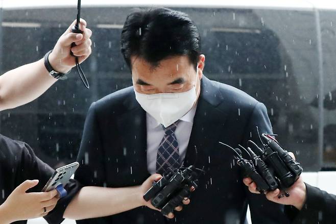 가상자산 거래소 빗썸 주가조작 연루 의혹을 받는 원영식 초록뱀그룹 회장이 2023년 6월 29일 서울 양천구 남부지방법원에서 열린 영장실질심사에 출석하고 있다. 빗썸의 실소유주로 알려진 강종현씨의 전주 역할을 한 것으로 전해지는 초록뱀그룹은 빗썸의 최대 주주사인 비덴트와 비덴트 관계사 버킷스튜디오가 발행한 전환사채(CB)에 1000억원 이상 투자해 큰돈을 번 것으로 알려졌다. /뉴스1
