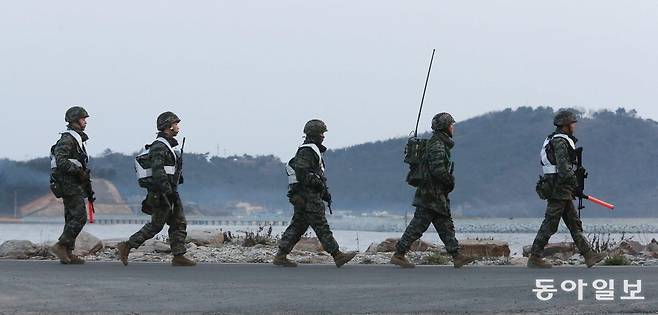 2014년 4월. 소총을 들고 이동하는 해병대원들. 연평도=김재명 기자 base@donga.com