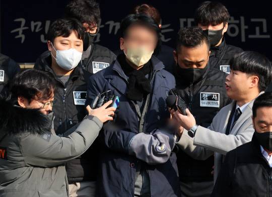 이재명 대표를 흉기로 찌른 혐의를 받는 김모씨가 10일 오전 부산 연제경찰서에서 나와 검찰로 송치되고 있다. 경찰은 이날 오후 수사 결과를 발표한다. [부산=연합뉴스]