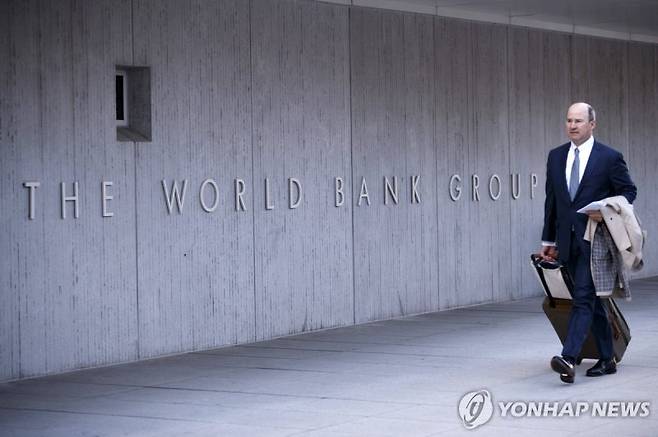 epa06677421 A pedestrian walks in front of The World Bank Group building in Washington, DC, USA, 18 April 2018. The 2018 International Monetary Fund World Bank Group Spring Meetings run through 17-21 April 2018. EPA/SHAWN THEW /사진=연합뉴스