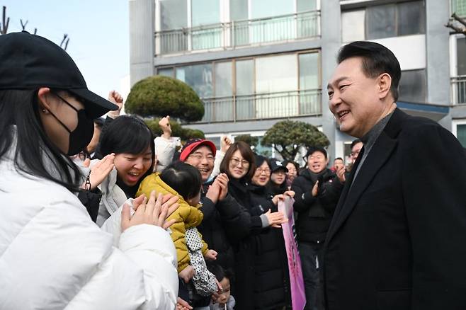 윤석열 대통령이 10일 경기 고양시 일산동구 백송마을 5단지를 방문, 노후 아파트를 둘러본 뒤 지역주민들과 인사를 나누고 있다.  [대통령실 제공] 연합뉴스