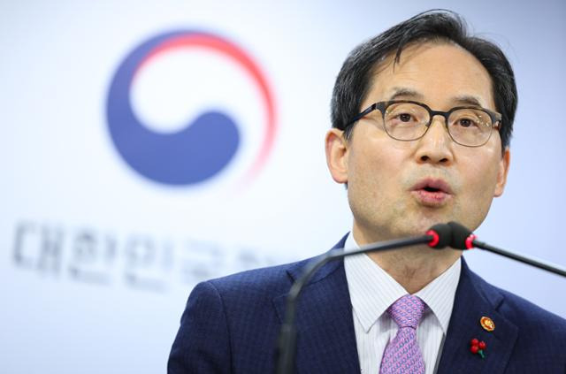 한기정 공정거래위원장이 지난달 19일 정부서울청사 브리핑룸에서 플랫폼 독과점 폐해를 줄일 수 있는 플랫폼 경쟁촉진법 제정 관련 브리핑을 하고 있다. 연합뉴스