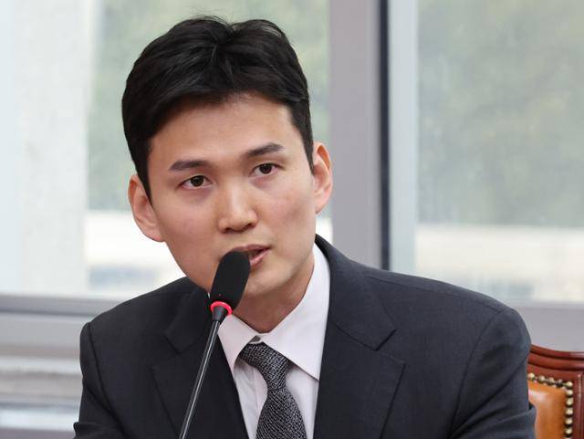 박은식 국민의힘 비상대책위원이 지난달 29일 오후 서울 여의도 국회에서 열린 비상대책위원 임명장 수여식 및 제1차 비상대책위원회의에서 소감을 밝히고 있다. 뉴스1