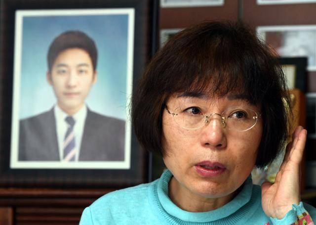 의료사고 피해자인 고(故) 권대희씨의 어머니 이나금씨가 한국일보와 인터뷰하며 아들의 억울한 죽음에 대해 설명하고 있다. 배우한 기자