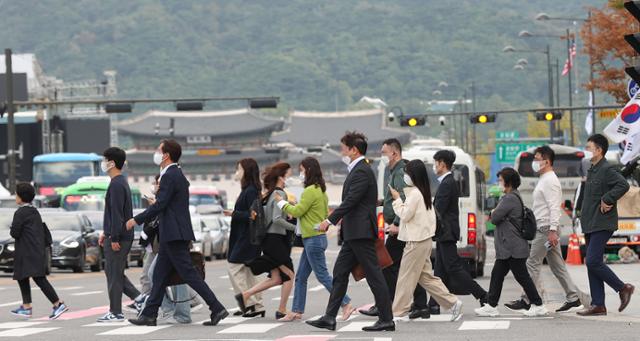 2022년 10월 서울 광화문에서 시민들이 횡단보도를 건너고 있다. 2023년도 주민등록 인구는 전년보다 11만3,709명 감소한 5,132만5,329명으로 집계됐다. 연합뉴스