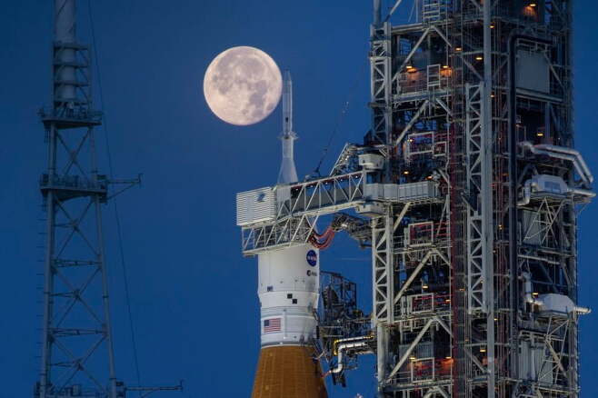 사진은 2022년 6월 14일 NASA 케네디 우주센터의 아르테미스 대형 로켓 우주발사시스템(SLS)과 오리온 우주선 뒤로 보름달이 뜬 모습  /사진=NASA