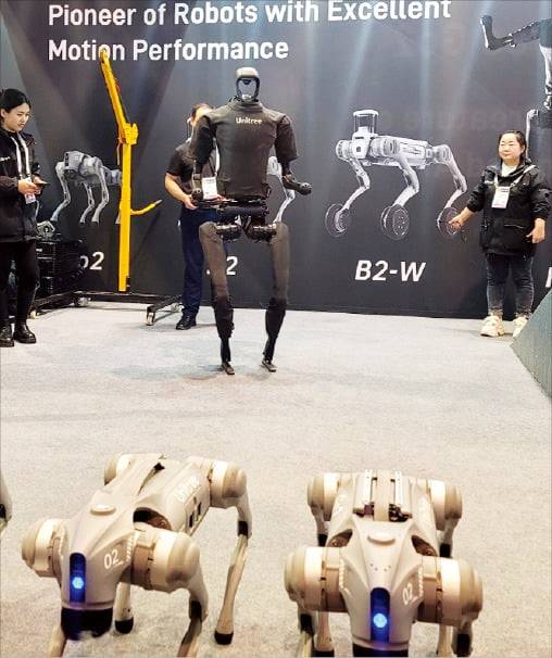 유니트리 로보틱스의 휴머노이드 로봇 ‘H1’과 사족보행로봇 ‘B2’ ‘고2’.