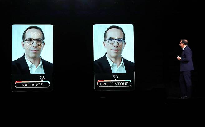 니콜라 이에로니무스 로레알 최고경영자(CEO)가 9일(현지시간) 미국 라스베이거스에서 개막한 ‘CES 2024’ 기조연설자로 나서 생성형 인공지능(AI) 기반 뷰티앱 ‘뷰티 지니어스’를 시연하고 있다. 라스베이거스|로이터연합뉴스