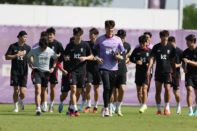 아부다비에서 몸 푸는 축구대표팀 한국 남자축구대표팀 선수들이 지난 9일 아랍에미리트연합 아부다비의 뉴욕대 스타디움에서 러닝 훈련으로 몸을 풀고 있다. 대한축구협회 제공