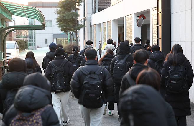 고등학교 1·2학년 대상 전국연합학력평가가 열린 지난해 12월 19일 오전 서울의 한 고등학교에서 학생들이 등교하고 있다. [사진 출처 = 연합뉴스]