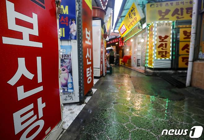 지난해 7월 서울 시내 보신탕 거리 모습./사진=뉴스1