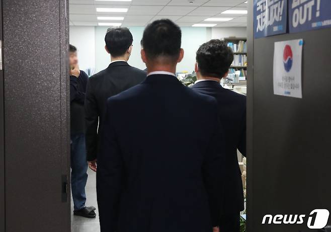 (서울=뉴스1) 임세영 기자 = 더불어민주당 '전당대회 돈봉투 의혹'을 수사하는 검찰이 2일 오전 서울 여의도 국회 의원회관에서 정당법 위반 혐의로 민주당 임종성·허종식 의원실을 압수수색에 나서고 있다.   사진은 더불어민주당 임종성 의원실로 압수수색 들어서는 검찰 모습. 2023.11.2/뉴스1  Copyright (C) 뉴스1. All rights reserved. 무단 전재 및 재배포,  AI학습 이용 금지.