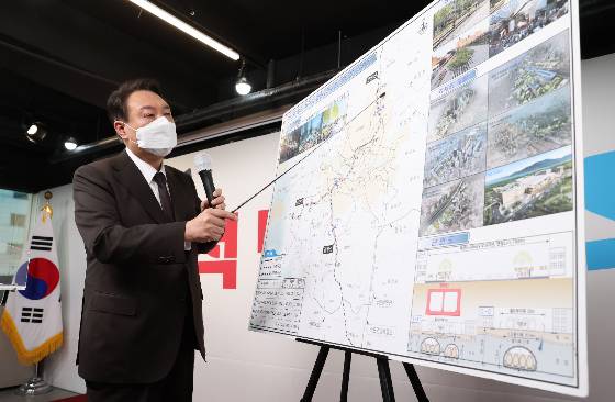 2022년 1월 윤석열 대통령이 국민의힘 대선 후보 당시 지상철도 지하화 등을 포함한 서울시 관련 정책공약을 발표하고 있다. /사진=뉴스1