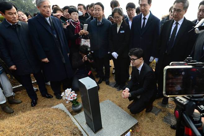 10일 한동훈 국민의힘 비상대책위원장이 이재명 더불어민주당 대표의 이송 특혜 의혹에 대해 비판하지 않겠다며 건설적인 논의가 필요다하고 말했다. 사진은 10일 오전 경남 창원시 국립 3.15민주묘지를 찾아 희생자 묘비를 살펴보고 있는 한동훈 국민의힘 비상대책위원장. /사진= 뉴시스