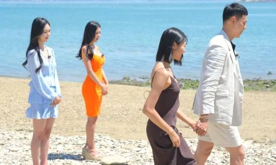 이런 그림은 남자라면 부럽다. '의자왕' 관희는 자신에게 다가온 혜선, 하정, 민지 세 여성중 혜선의 손을 강하게 잡았다.