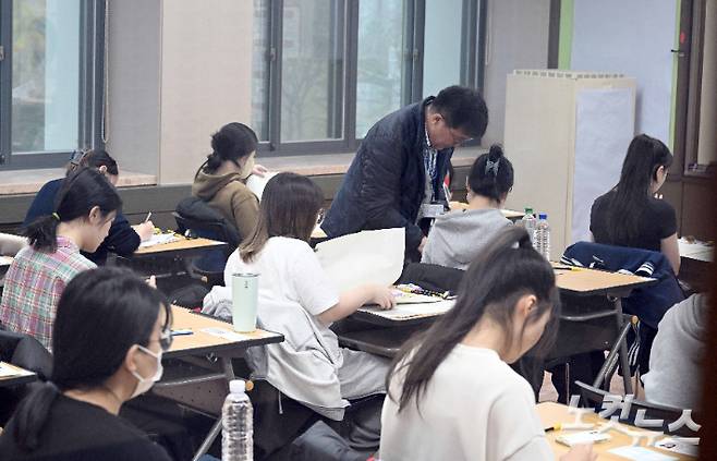 2024학년도 대학수학능력시험일인 16일 서울 중구 이화여자외국어고등학교에서 수험생이 시험 시작을 기다리고 있다. 사진공동취재단