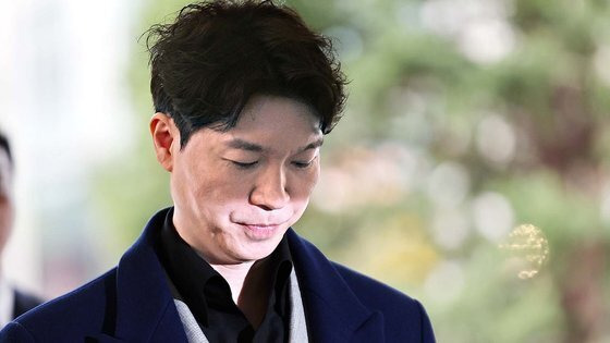 방송인 박수홍(53)씨가 지난해 3월15일 서울서부지방법원에서 열린 친형 박모씨와 형수 이모씨의 속행공판에 증인으로 출석하며 입장을 밝히고 있다. 연합뉴스