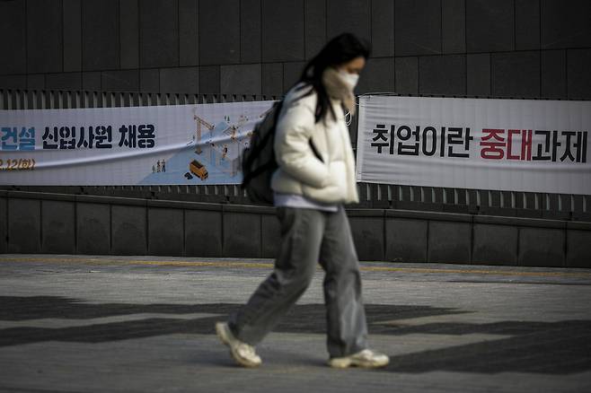 서울의 한 대학 캠퍼스 안에 기업들이 내건 신입사원 채용 현수막. ⓒ시사IN 신선영