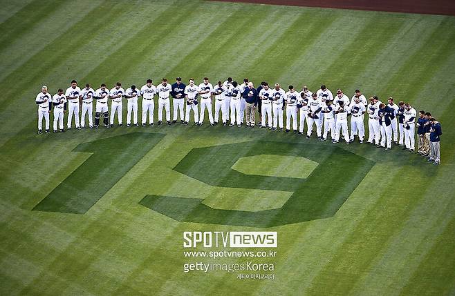 ▲ 19번 앞에서 묵념하는 선수들.