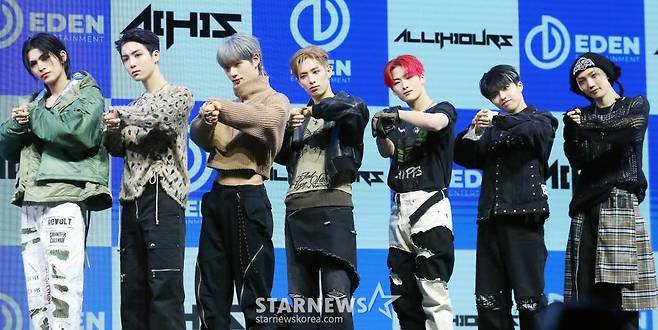 신인 그룹 올아워즈(ALL(H)OURS)가 10일 오후 서울 광진구 예스24 라이브홀에서 진행된 첫 번째 미니 앨범 'ALL OURS(올아워즈)' 발매 기념 쇼케이스에 참석해 포즈를 취하고 있다.  데뷔 앨범 'ALL OURS'에는 'Drift(드리프트)', '으랏차차(GOTCHA)', 'WAO WAO(와오 와오)', 'Racer(레이서)', 'ALL OURS(올아워즈)' 등 올아워즈의 거침없는 패기가 돋보이는 다섯 곡이 수록됐다. 2024.01.10 /사진=김창현