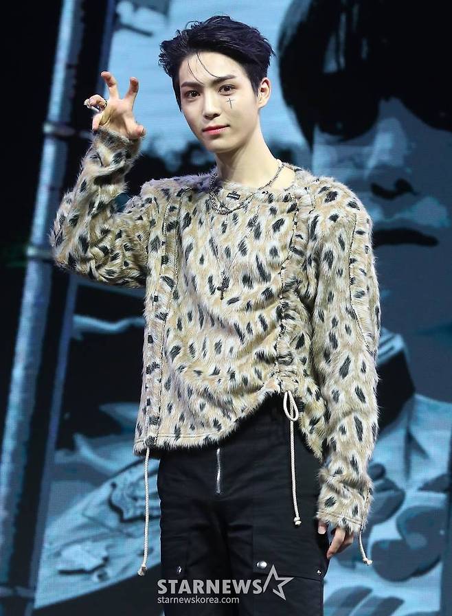 신인 그룹 올아워즈(ALL(H)OURS) 민제가 10일 오후 서울 광진구 예스24 라이브홀에서 진행된 첫 번째 미니 앨범 'ALL OURS(올아워즈)' 발매 기념 쇼케이스에 참석해 포즈를 취하고 있다.  데뷔 앨범 'ALL OURS'에는 'Drift(드리프트)', '으랏차차(GOTCHA)', 'WAO WAO(와오 와오)', 'Racer(레이서)', 'ALL OURS(올아워즈)' 등 올아워즈의 거침없는 패기가 돋보이는 다섯 곡이 수록됐다. 2024.01.10 /사진=김창현