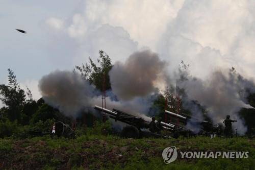 중국 침공 대비 실사격 훈련하는 대만군 (핑둥 EPA=연합뉴스) 지난해 8월 9일 대만 남부 핑둥현에서 대만군 포병들이 포격 훈련을 하고 있다. 이번 훈련은 중국의 침공에 대비한 국토방위 훈련이다. 이에 앞서 중국 인민해방군은 지난 4~7일 대만 주위에 6개 훈련 구역을 설정해 실사격 훈련을 했다. 2022.8.9 alo95@yna.co.kr