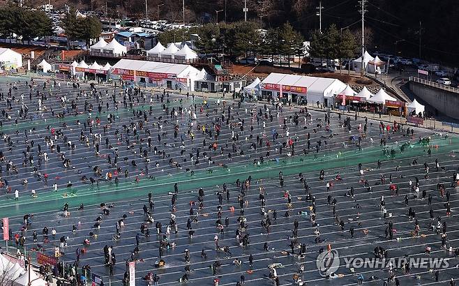 화천 산천어축제, 주말 맞아 북적 (화천=연합뉴스) 양지웅 기자 = 7일 강원 화천군 화천읍 화천천 일원에서 진행 중인 국내 대표 겨울 축제인 '2024 얼음나라 화천 산천어축제'를 찾은 관광객들이 얼음낚시를 즐기고 있다. 2024.1.7 yangdoo@yna.co.kr