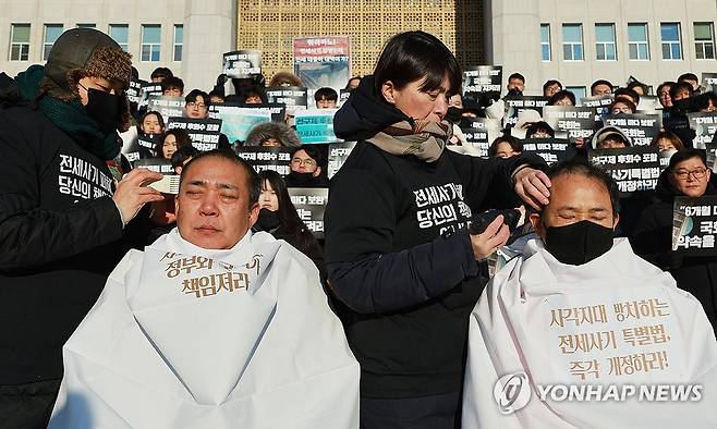 국회 앞 목소리 (서울=연합뉴스) 한종찬 기자 = 21일 오전 국회 본청 앞 계단에서 전세사기피해자전국대책위 관계자들이 기자회견을 열고 전세사기 특별법 개정 등을 촉구하며 삭발의식을 하고 있다. 2023.12.21 saba@yna.co.kr