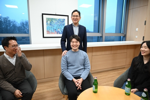 10일 서울 우면동 삼성리서치를 방문한 이재용 삼성전자 회장이 연구원들과 간담회를 가진 뒤 기념 사진을 촬영하고 있다.[삼성전자 제공]