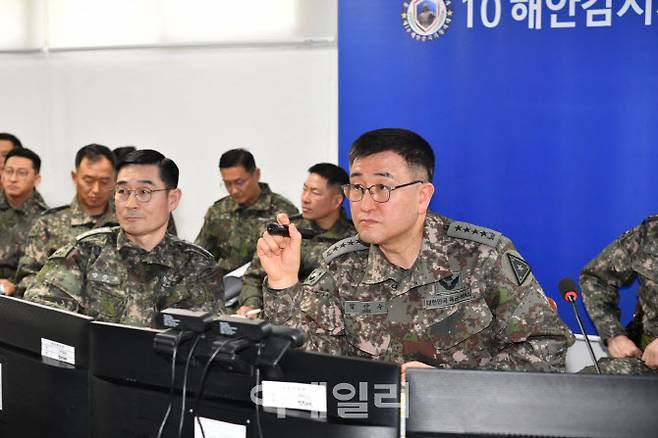 박안수 육군참모총장과 양용모 해군참모총장이 11일 인공지능 기반 해안경계작전태세 및 미래작전 발전방안에 대한 현장토의를 하고 있다. (사진=육군)