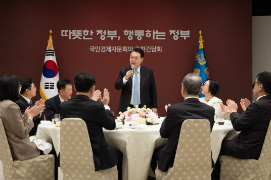 윤석열 대통령이 11일 서울 용산 대통령실 청사에서 열린 국민경제자문회의 위원들과의 오찬 간담회에 참석해 마무리 발언을 하고 있다. (사진=연합뉴스)